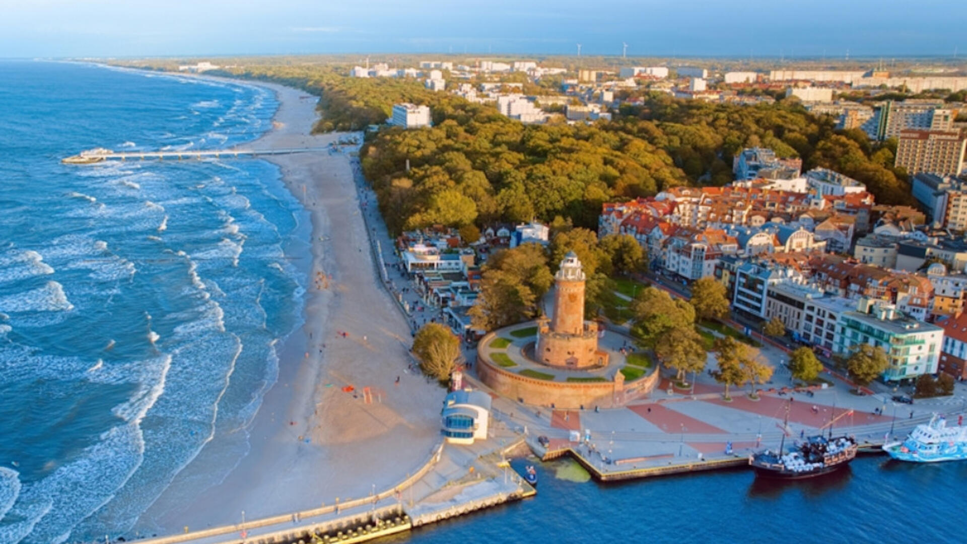 Gdzie jest najpiękniej nad polskim morzem? Sprawdź zachwycające lokalizacje, które musisz zobaczyć